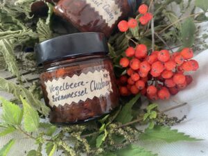 Eberesche trifft Brennnessel Wildes Chutney aus Vogelbeeren (Eberesche) mit Brennnessel-Samen