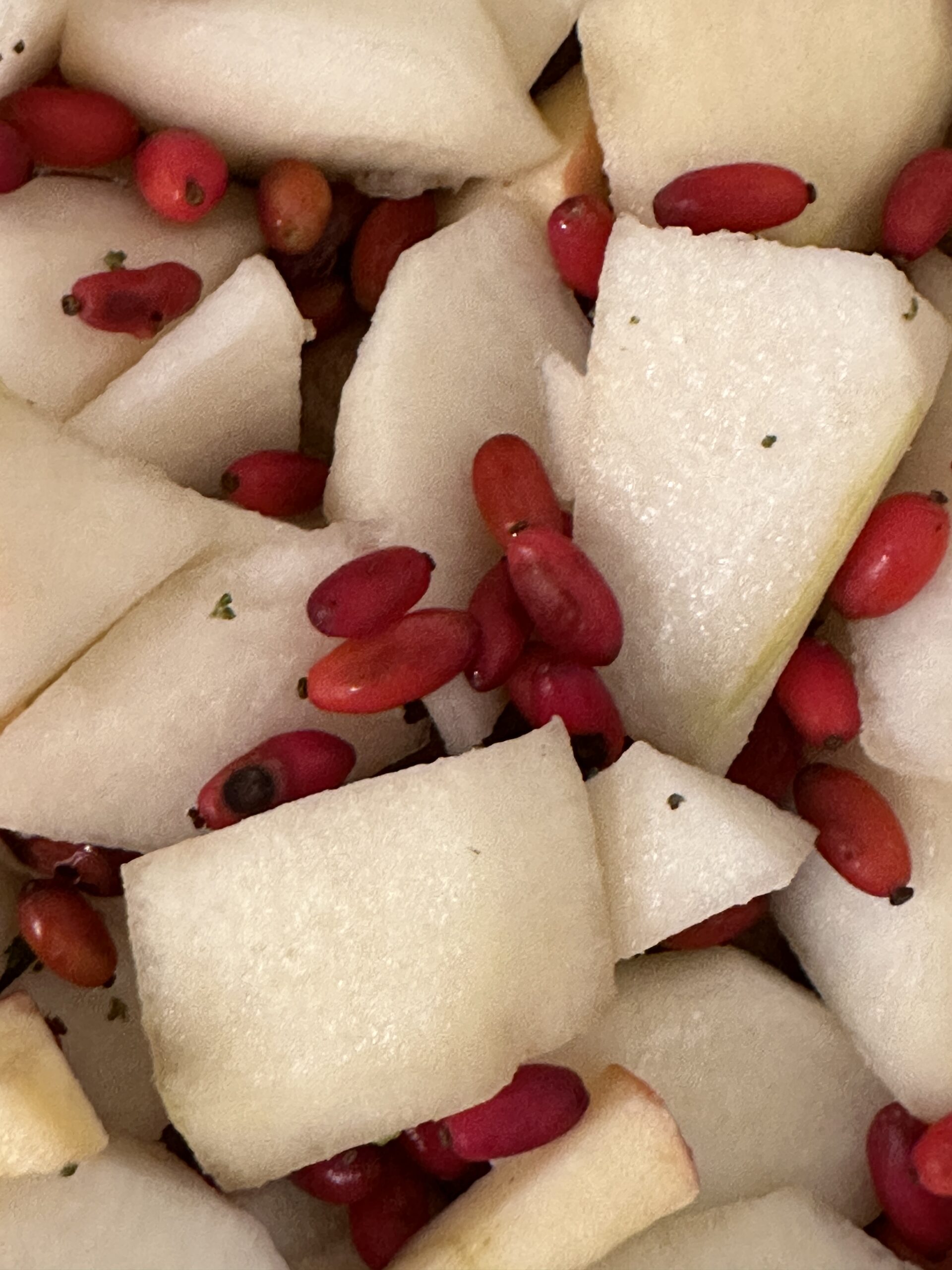 Ich dachte mir, der Birnen-Topfen-Kuchen müsste doch mit den Berberitzen geschmacklich und auch optisch hervorragend harmonieren. Die Beigabe der Brennnesselsamen gaben der Mehlspeise noch die „gebrennnesselte“